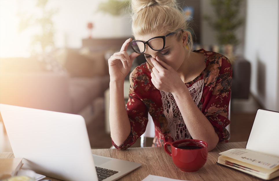 Escritorio organizado para el trabajo cómodo y sin tensión ocular